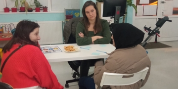 Voluntari din Timișoara îi ajută pe străini să învețe limba română