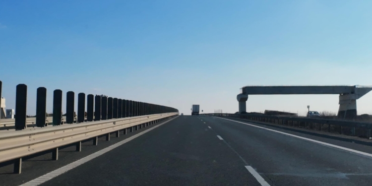 Atenție, șoferi! Trafic închis pe A1, între Orțișoara și Giarmata, pentru montarea unor grinzi uriașe peste autostradă