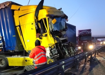 TIR răsturnat pe autostrada A1, în Timiș, după ce a lovit un utilaj de deszăpezire