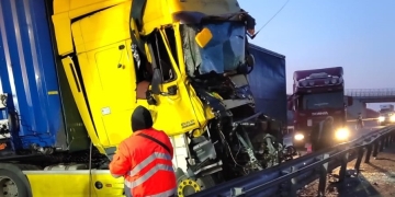 TIR răsturnat pe autostrada A1, în Timiș, după ce a lovit un utilaj de deszăpezire