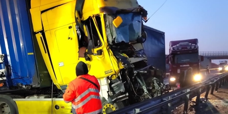 TIR răsturnat pe autostrada A1, în Timiș, după ce a lovit un utilaj de deszăpezire