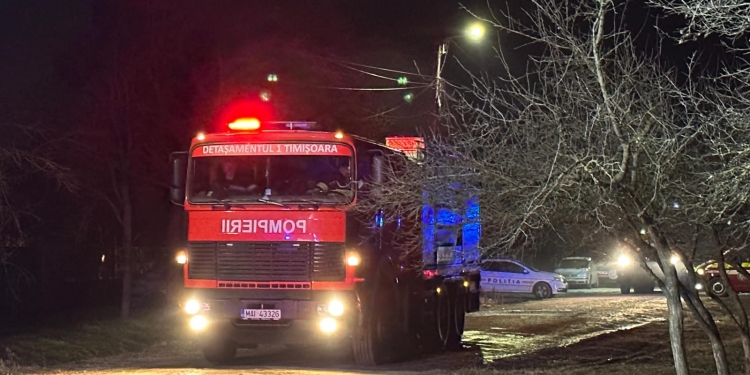 O casă din județul Timiș a fost cuprinsă de flăcări