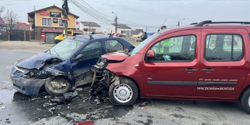 Doi șoferi în vârstă, de 75 și 74 ani, accident într-o intersecție din Săcălaz