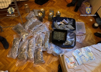 Kilograme întregi de droguri și teancuri de bani, capturate de polițiștii din Timișoara
