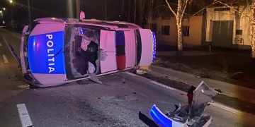 Mașină de poliție cu roțile-n sus! Doi agenți au ajuns la spital