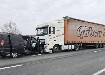 Ciocnire între un tir și un microbuz pe centura Lugojului. Trei bărbați au ajuns la spital