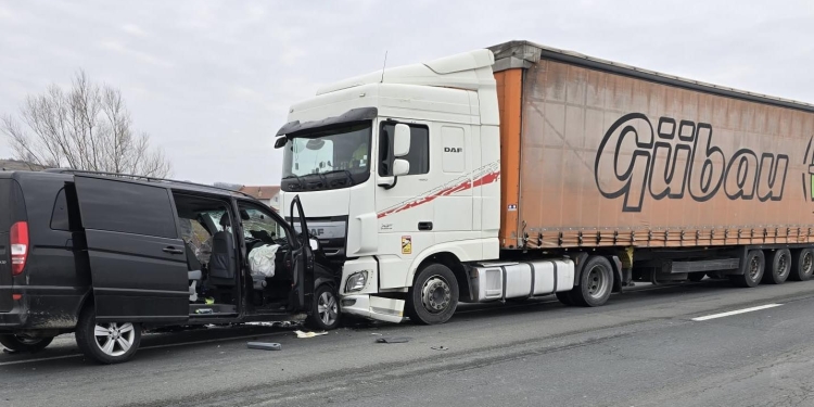 Ciocnire între un tir și un microbuz pe centura Lugojului. Trei bărbați au ajuns la spital