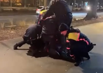 „Hoții strigă hoții”, la Reșița. Drogați și băuți, doi bărbați se plâng că au fost bătuți de polițiști