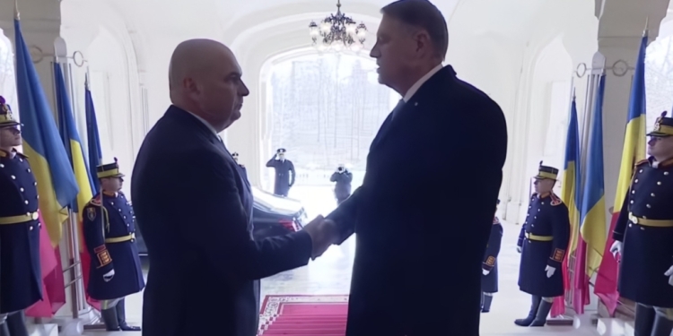 Klaus Iohannis către Ilie Bolojan, la predarea mandatului de președinte al țării: „Să aveți grijă de România!”