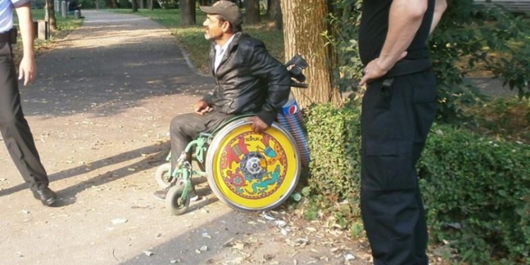 Între 8 mii și 10 mii de lei pe zi! Atât făceau cerșetori moldoveni arestați de polițiștii timișeni