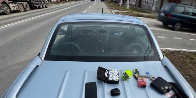Șofer drogat, prins de polițiști la Lugoj! Și pasagerul avea substanțe psihoactive asupra lui