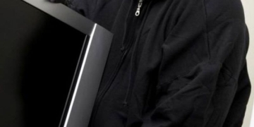 Atenție cui închiriați locuințele! Un tânăr a furat televizorul și mai multe electrocasnice din apartamentul unei timișorence