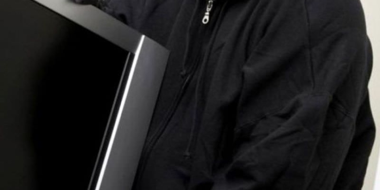 Atenție cui închiriați locuințele! Un tânăr a furat televizorul și mai multe electrocasnice din apartamentul unei timișorence