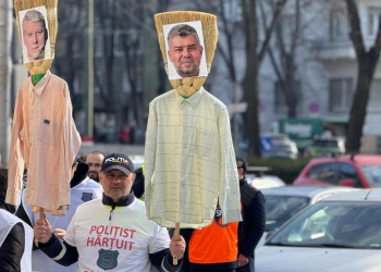 Sute de oameni în stradă, la Timișoara! A fost protest la Prefectură