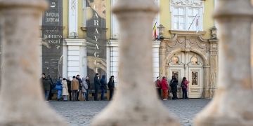 Coadă în fața Muzeului de Artă din Timișoara! Intrare gratuită la expoziția lui Caravaggio