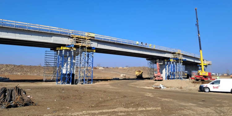 Ample lucrări pe șantierul noii descărcări de pe autostrada A1, din Timiș FOTO