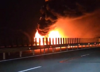 TIR în flăcări pe autostrada A1, în județul Timiș