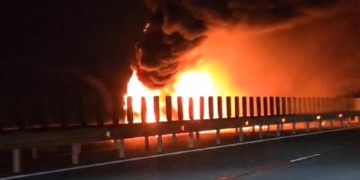 TIR în flăcări pe autostrada A1, în județul Timiș