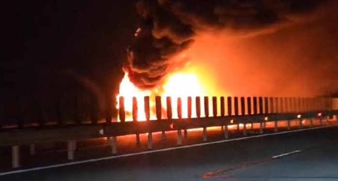 TIR în flăcări pe autostrada A1, în județul Timiș