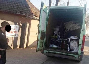 Bărbați care adunau fier folosindu-se de megafoane instalate pe microbuze, amendați de polițiștii locali din Timișoara