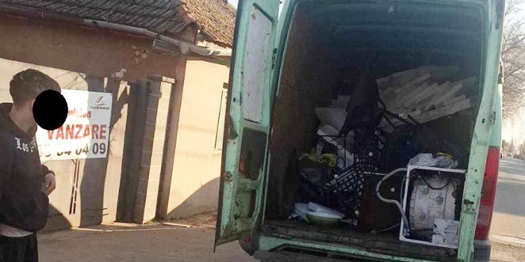 Bărbați care adunau fier folosindu-se de megafoane instalate pe microbuze, amendați de polițiștii locali din Timișoara