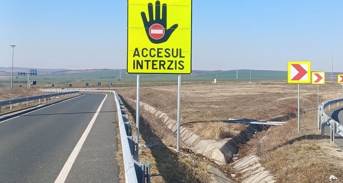 Noi indicatoare care avertizează asupra accesului interzis, montate pe autostrăzile din vestul țării FOTO