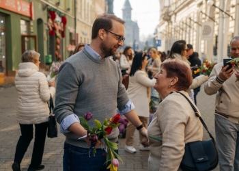 Dominic Fritz a împărțit flori timișorencelor, de 8 Martie FOTO