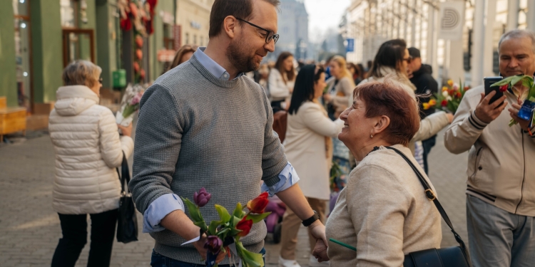 Dominic Fritz a împărțit flori timișorencelor, de 8 Martie FOTO
