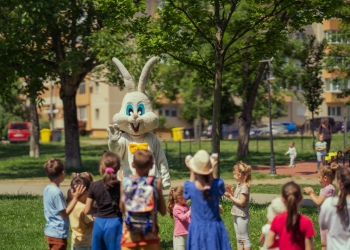 Vânătoare de ouă de ciocolată la Târgul de Paște din Timișoara
