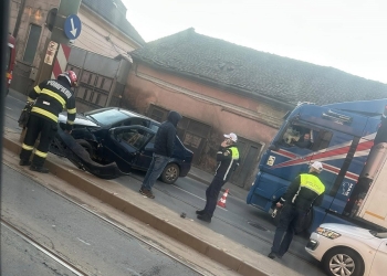 Un șofer de 60 ani, mort de beat, la spital după ce a lovit un stâlp, la Timișoara