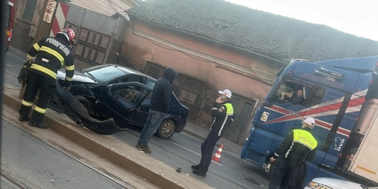 Un șofer de 60 ani, mort de beat, la spital după ce a lovit un stâlp, la Timișoara
