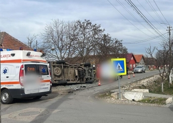 Ambulanță lovită de o mașină într-o localitate din Timiș! Trei persoane rănite