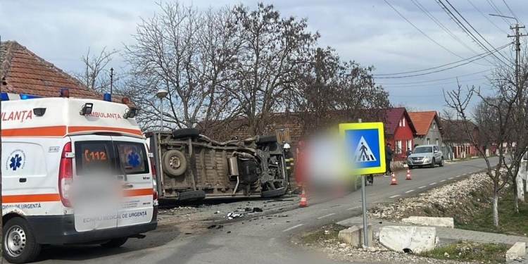Ambulanță lovită de o mașină într-o localitate din Timiș! Trei persoane rănite