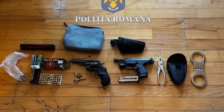Arme deținute ilegal, ridicate de polițiști de la locuința unui bărbat din Timișoara