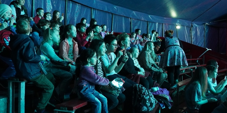 Zâmbete și aplauze: 35 de copii refugiați din Timișoara s-au bucurat de un spectacol de circ de excepție