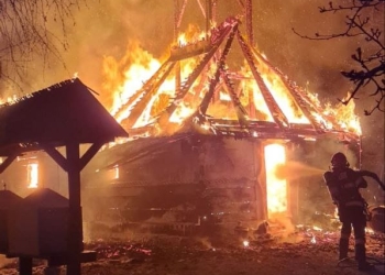 Micuța bisericuță de la Muzeul Satului Bănățean din Timișoara s-a făcut scrum