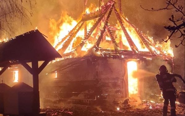 Micuța bisericuță de la Muzeul Satului Bănățean din Timișoara s-a făcut scrum