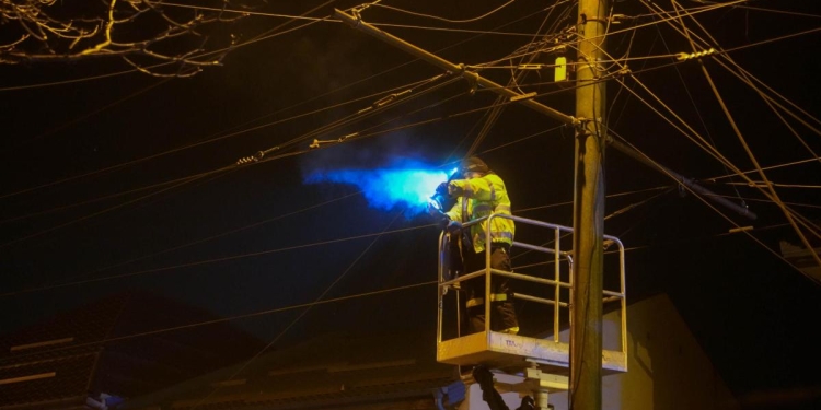 Deja-vu! Continuă operațiunea de eliminare a cablurilor aeriene amplasate ilegal în Timișoara