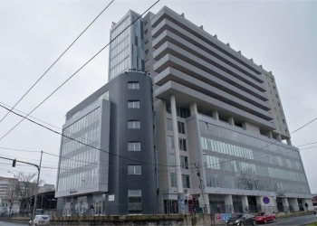 A avut zile! O studentă s-a aruncat de la etajul 8 al unui bloc din Timișoara și a supraviețuit