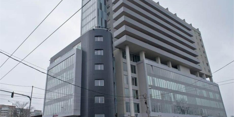 A avut zile! O studentă s-a aruncat de la etajul 8 al unui bloc din Timișoara și a supraviețuit