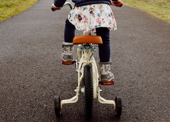 Fetiță de patru ani, pe bicicletă, lovită de o mașină la Moșnița Veche