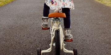Fetiță de patru ani, pe bicicletă, lovită de o mașină la Moșnița Veche
