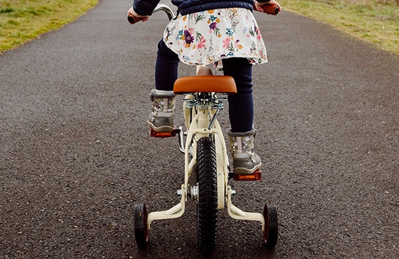 Fetiță de patru ani, pe bicicletă, lovită de o mașină la Moșnița Veche