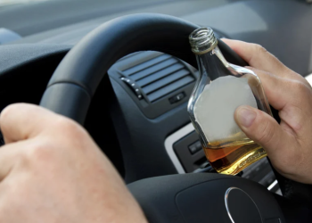 Un șofer de 60 ani, mort de beat, la spital după ce a lovit un stâlp, la Timișoara