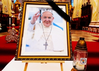 Carte de condoleanțe pentru Papa Francisc în centrul Timișoarei