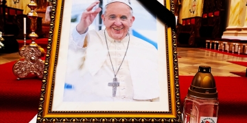 Carte de condoleanțe pentru Papa Francisc în centrul Timișoarei
