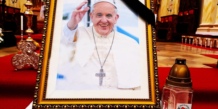 Carte de condoleanțe pentru Papa Francisc în centrul Timișoarei