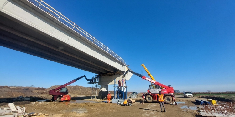 Activitate constantă la noul drum de legătură cu autostrada A1, din Timiș FOTO