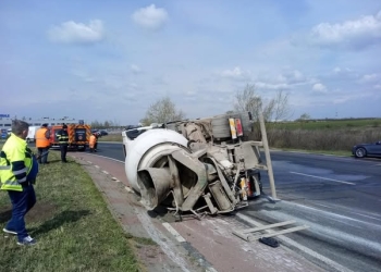 O autobetonieră s-a răsturnat la Dumbrăvița! Traficul este îngreunat