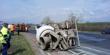 O autobetonieră s-a răsturnat la Dumbrăvița! Traficul este îngreunat
